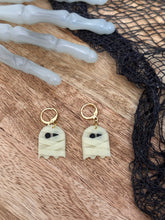 Load image into Gallery viewer, Glow in the dark Ghosties