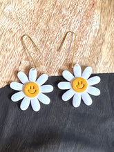 Load image into Gallery viewer, Daisy Smiles