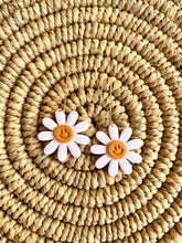 Load image into Gallery viewer, Daisy Smiles