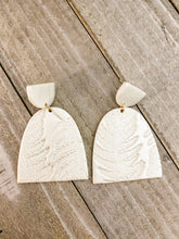 Load image into Gallery viewer, Fern pearl earrings