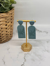 Load image into Gallery viewer, Blue Floral Vase