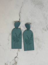 Load image into Gallery viewer, Blue Floral Vase