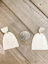 Load image into Gallery viewer, Fern pearl earrings