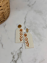 Load image into Gallery viewer, Copper Floral earrings
