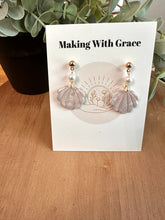 Load image into Gallery viewer, Pearl Shell Earrings
