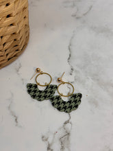 Load image into Gallery viewer, Green houndstooth drop earrings
