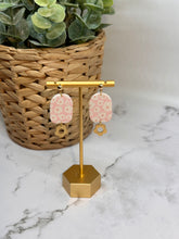 Load image into Gallery viewer, Pink floral daisy drop earrings
